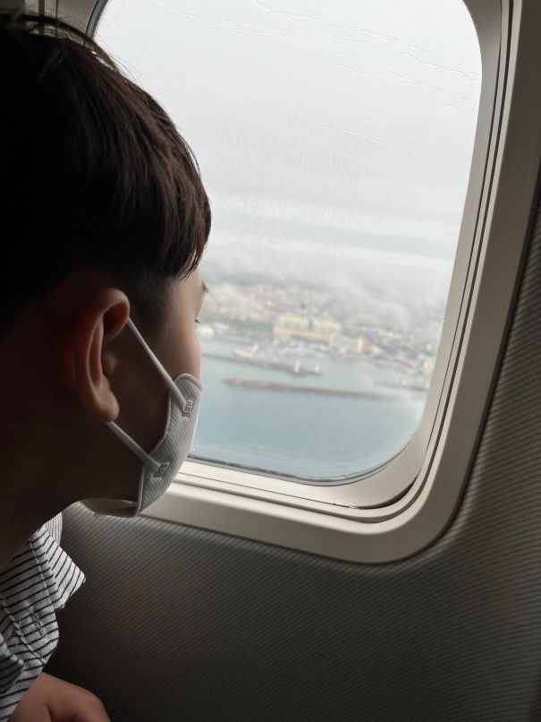 밖을 바라보는 아들1