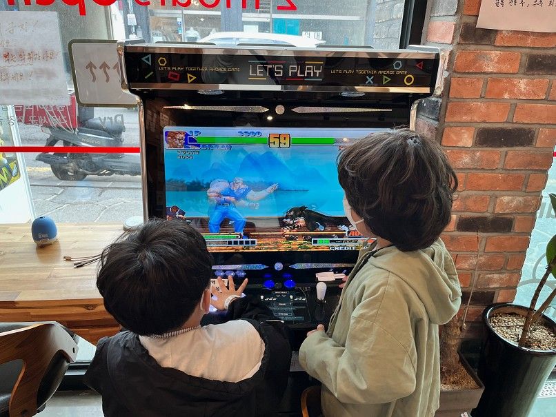 시장 옆 코인빨래방, 오락기