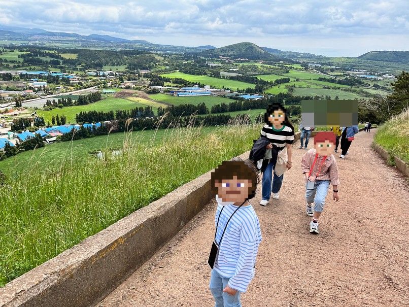 금오름 오르는 길, 전경이 너무 멋있다.