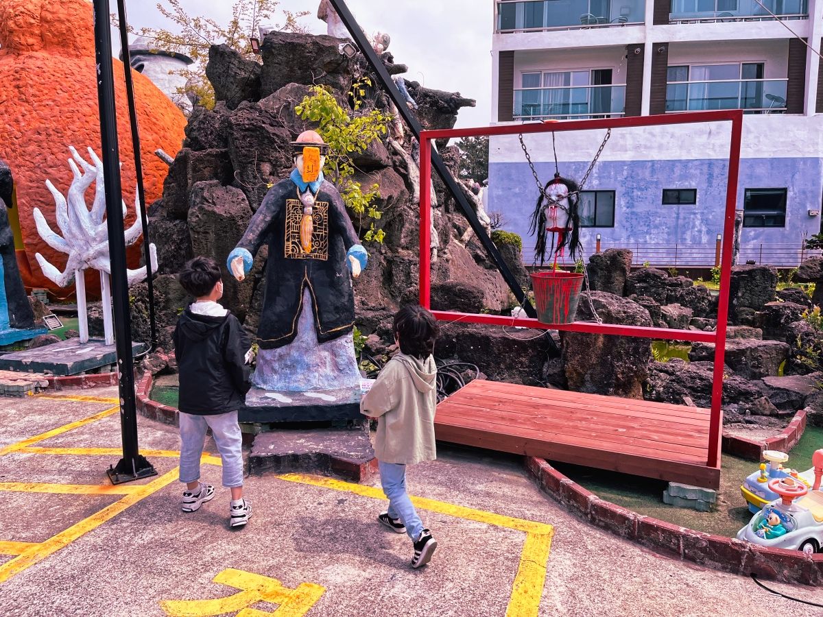 고스트 하우스 앞