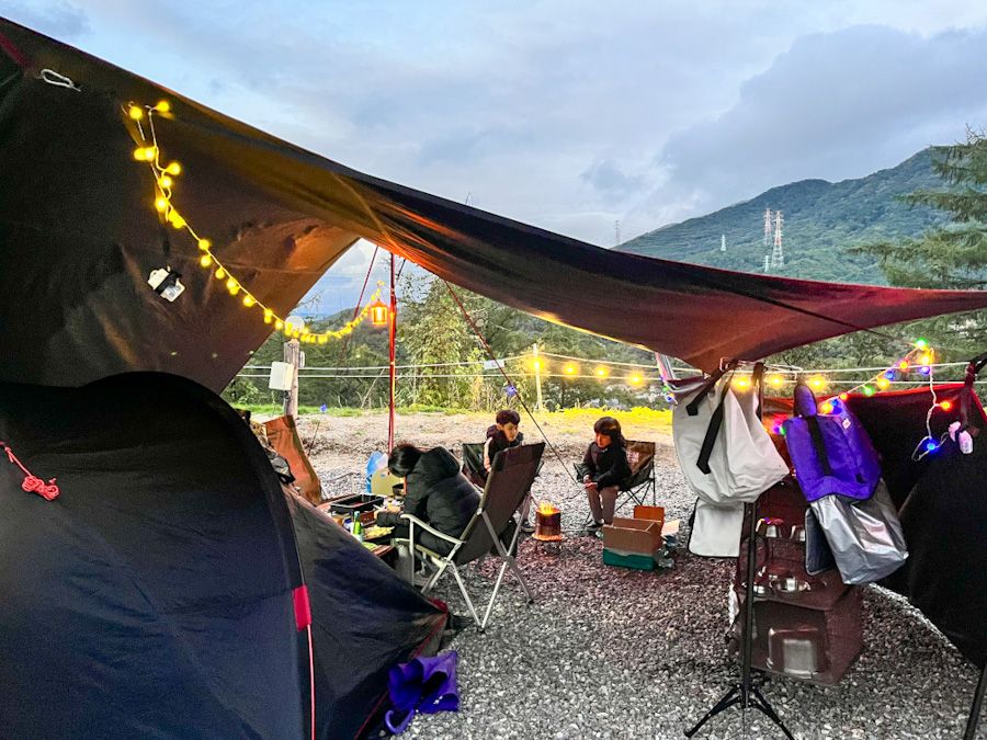 (불 주변으로 모인 아이들)