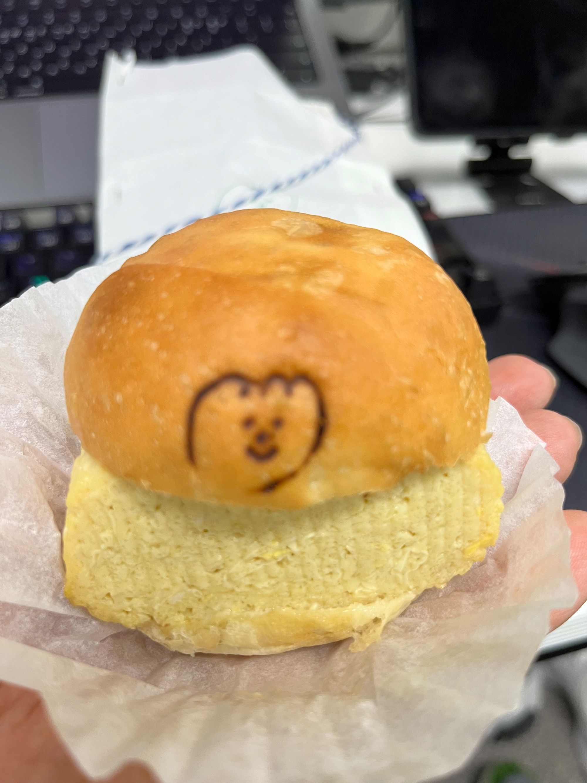 (빵에도 귀여운 케릭터가 그려져 있고 두툼한 계란말이가 중간에 들어가있다)